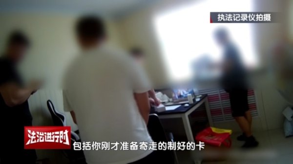 搜正规合法平台杠杆炒股 北京警方刑拘2名男子：晴天打伞进小区 健康证造假团伙落网