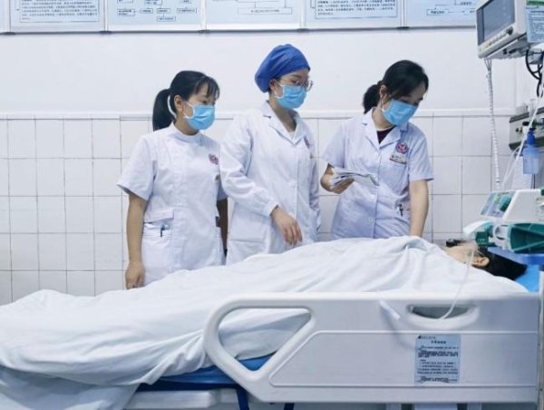 开户网站 女孩减肥只吃蔬菜泻药紧急抢救12小时 科学减肥警示录