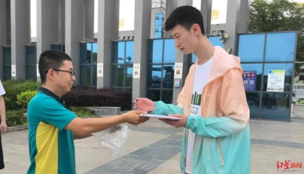 配资门户网官网首页 身高1米96大男孩被清华录取 学霸的喜悦与梦想